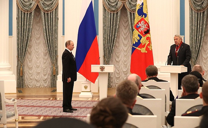 Орденом «За заслуги перед Отечеством» II степени награждён президент Российской академии наук Владимир Фортов.