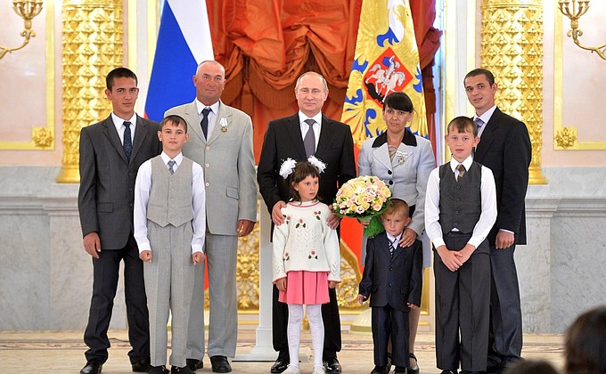 Орденом «Родительская слава» награждены Марина и Александр Конюховы, Волгоградская область.