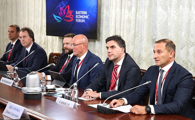 Participants in a meeting with Eastern Economic Forum moderators.