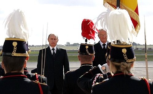 Церемония встречи Президента России в аэропорту Мельсбрук. С Королем бельгийцев Альбертом II.