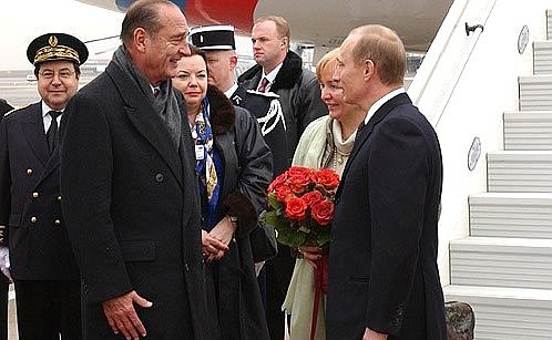 President Putin with French President Jacques Chirac at Roissy Charles de Gaulle Airport.
