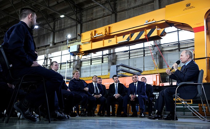 After the visit to the plant Vladimir Putin talked to Tulazheldormash workers.