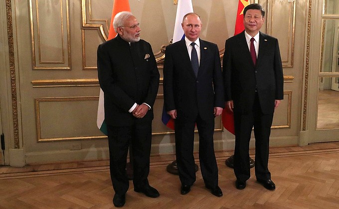 С Премьер-министром Индии Нарендрой Моди и Председателем Китайской Народной Республики Си Цзиньпином перед началом встречи в формате Россия–Индия–Китай.