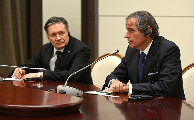 Director General of the State Atomic Energy Corporation Rosatom Alexei Likhachev (right) and IAEA Director General Rafael Grossi.