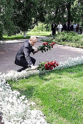 Возложение цветов на могилы писателя Михаила Шолохова и его жены Марии.