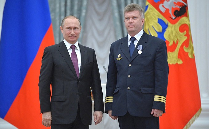 Медалью «За отвагу» награждён второй пилот воздушного судна компании «Оренбургские авиалинии» Игорь Кравцов.
