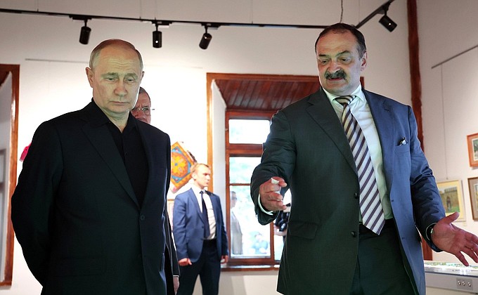 В ходе посещения цитадели Нарын-Кала. С главой Республики Дагестан Сергеем Меликовым.