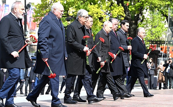 Владимир Путин вместе с главами иностранных государств, прибывшими в Москву на празднование 78-летия Победы, возложил цветы к Могиле Неизвестного Солдата в Александровском саду.