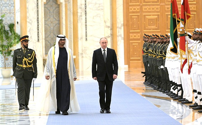 С Президентом Объединённых Арабских Эмиратов Мухаммедом бен Заидом Аль Нахайяном в ходе церемонии официальной встречи.
