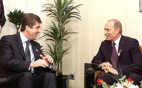 Перед торжественной церемонией открытия Дней культуры России в Болгарии Владимир Путин и Президент Болгарии Георгий Пырванов провели краткую беседу.