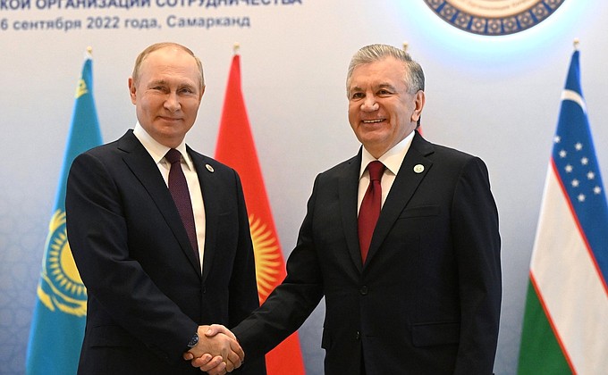 С Президентом Узбекистана Шавкатом Мирзиёевым перед началом заседания глав государств – членов ШОС в узком составе.