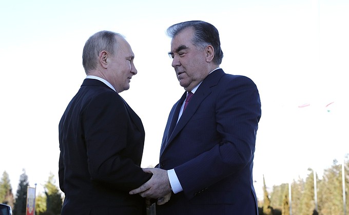 Перед началом церемонии официальной встречи Президента России. С Президентом Республики Таджикистан Эмомали Рахмоном.