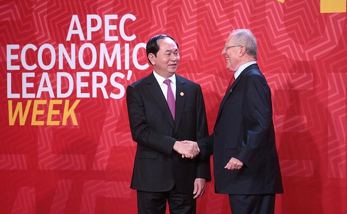 President of Vietnam Tran Dai Quang and President of Peru Pedro Pablo Kuczynski before the working session of the heads of state and government of the Asia-Pacific Economic Cooperation forum.