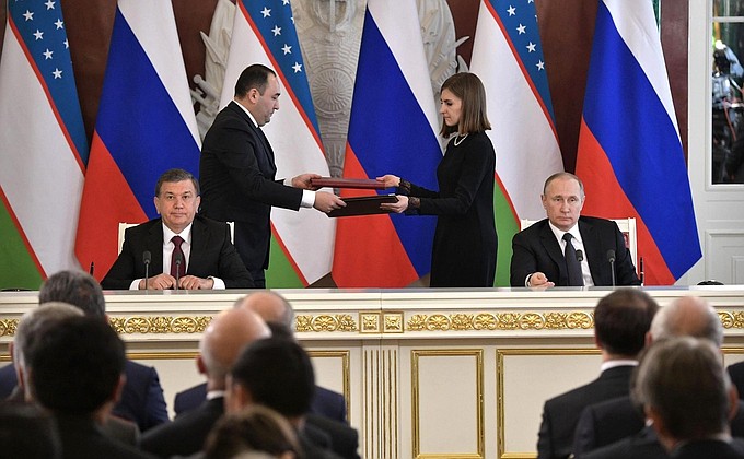 The signing of a Joint Statement by President of Russia Vladimir Putin and President of Uzbekistan Shavkat Mirziyoyev.
