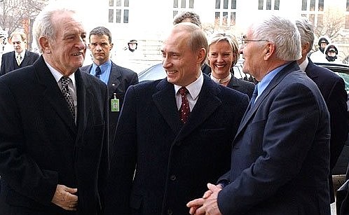 President Putin with German President Johannes Rau and Berlin Konzerthaus Director Frank Schneider, right, at the entrance to the concert hall.