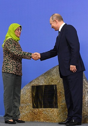С Президентом Сингапура Халимой Якоб на церемонии закладки первого камня в основание Российского культурного центра.