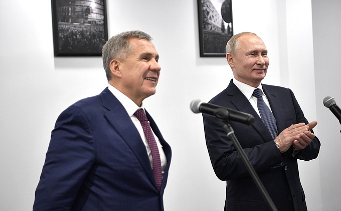 В.Путин и Р.Минниханов в режиме видеоконференции дали команду к началу промышленной отгрузки бензинов с нефтеперерабатывающего завода «ТАНЕКО» в Нижнекамске.
