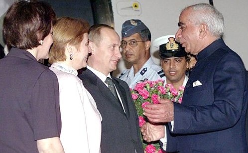 Владимир и Людмила Путины во время встречи в аэропорту с Министром иностранных дел Индии Джасвантом Сингхом.
