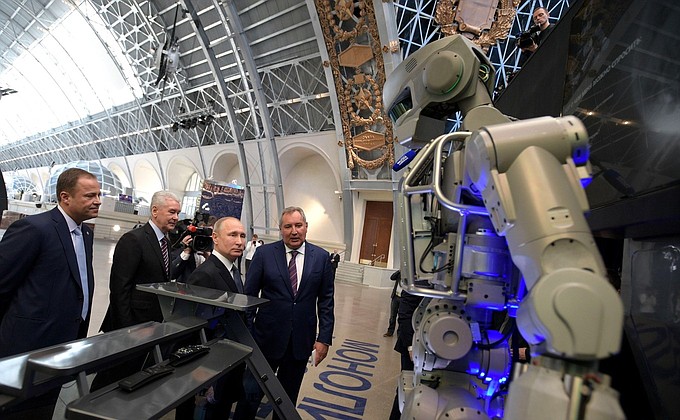Visiting the Cosmos pavilion at the VDNKh exhibition. With Roscosmos Head Igor Komarov (left), Moscow Mayor Sergei Sobyanin and Deputy Prime Minister Dmitry Rogozin (right).