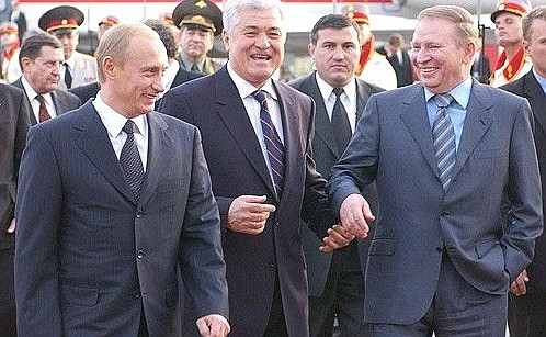 President Putin with Moldovan President Vladimir Voronin and Ukrainian President Leonid Kuchma at the Chisinau airport.