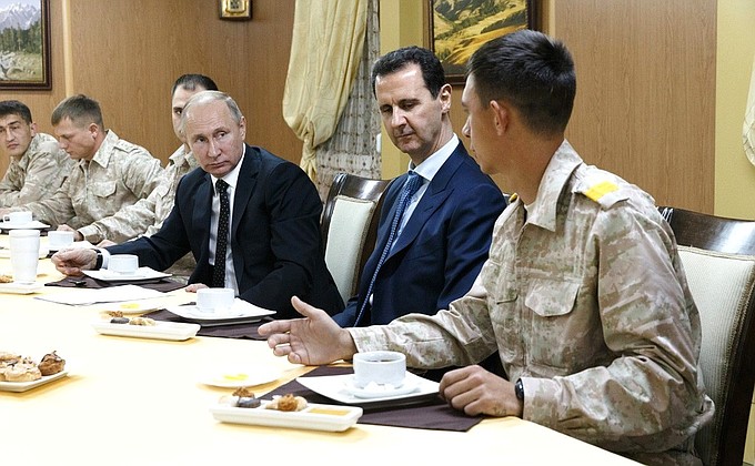 Во время посещения авиабазы Хмеймим в Сирии. Встреча с российскими и сирийскими военнослужащими – участниками антитеррористической операции.