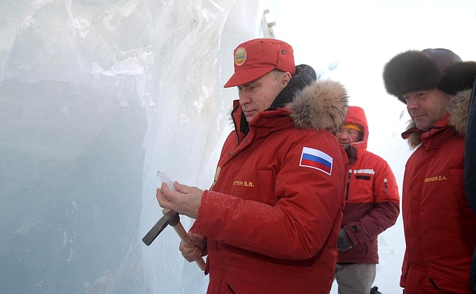 Владимир Путин и Председатель Правительства Дмитрий Медведев (справа) во время посещения пещеры Ледника полярных лётчиков на острове Земля Александры архипелага Земля Франца-Иосифа.