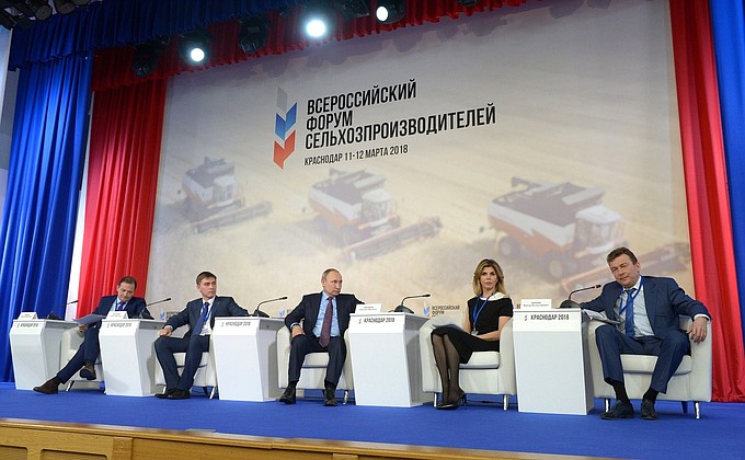 На пленарном заседании Всероссийского форума сельхозпроизводителей.