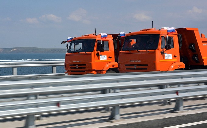 Проезд автоколонны по Крымскому мосту.
