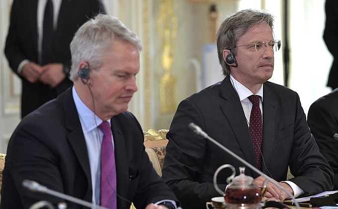 President and CEO of Agence France-Press Fabrice Fries (right) and President of the Associated Press Gary Pruitt at a meeting with heads of the world's leading news agencies.