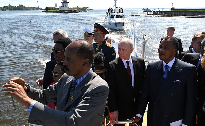В ходе визита в Кронштадт. Слева направо: Президент Эритреи Исайяс Афеворки, Министр обороны России Сергей Шойгу, Президент Республики Конго Дени Сассу-Нгессо.