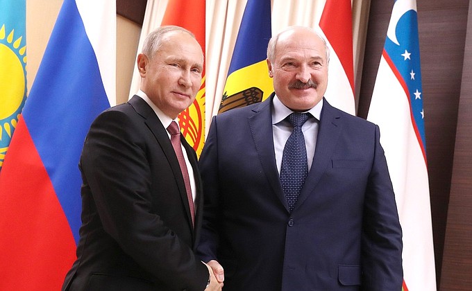 С Президентом Республики Беларусь Александром Лукашенко перед началом неформальной встречи глав государств СНГ.