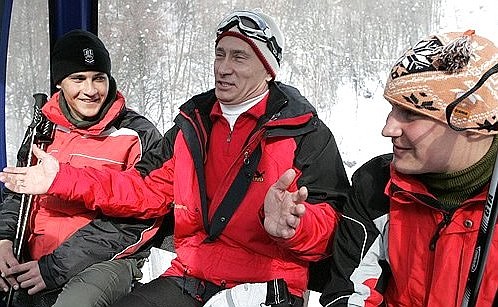 С участниками соревнований по горнолыжному спорту.