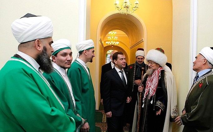 С верховным муфтием мусульман России Талгатом Таджуддином в первой Уфимской соборной мечети.