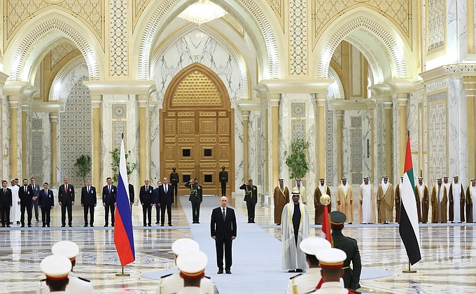 Церемония официальной встречи Владимира Путина Президентом Объединённых Арабских Эмиратов Мухаммедом бен Заидом Аль Нахайяном.