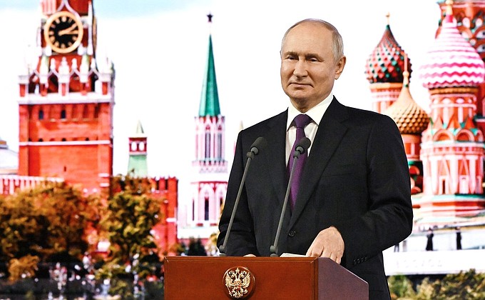 Владимир Путин поздравил москвичей с Днём города.