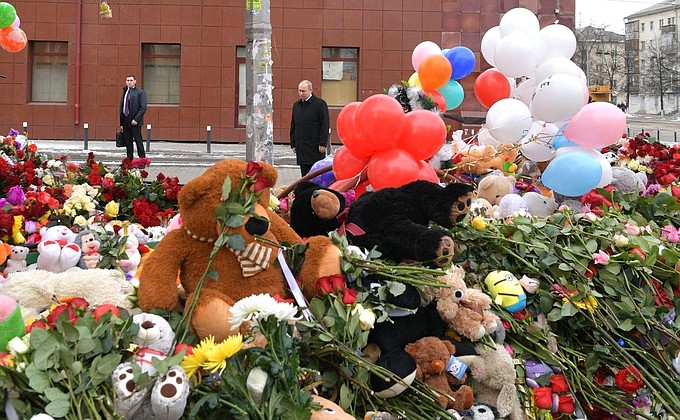 Владимир Путин почтил память погибших при пожаре в Кемерове.