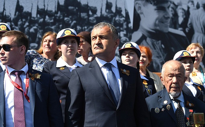 Президент Южной Осетии Анатолий Бибилов на военном параде в ознаменование 75-й годовщины Победы в Великой Отечественной войне.