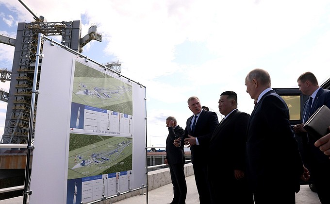 Inspecting the Vostochny Cosmodrome with Chairman of State Affairs of the Democratic People’s Republic of Korea Kim Jong-un (center). Director General of the Centre for the Operation of Ground-Based Space Infrastructure Nikolai Nestechuk (second left) is providing explanations.