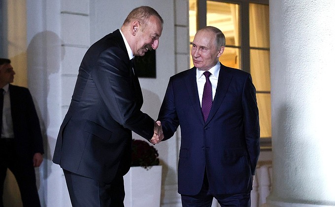 С Президентом Азербайджана Ильхамом Алиевым по окончании трёхсторонних переговоров.