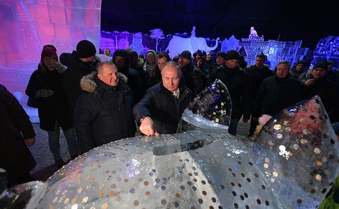 At the Around the World ice sculpture festival at the Peter and Paul Fortress. Guests can make a wish at the big pig-piggy bank, the symbol of 2019.