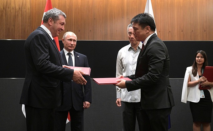На церемонии обмена документами, подписанными в рамках государственного визита Президента России в Сингапур.