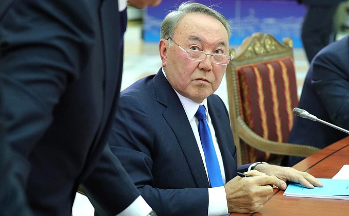 President of Kazakhstan Nursultan Nazarbayev signing the documents following the meeting of the Supreme Eurasian Economic Council.