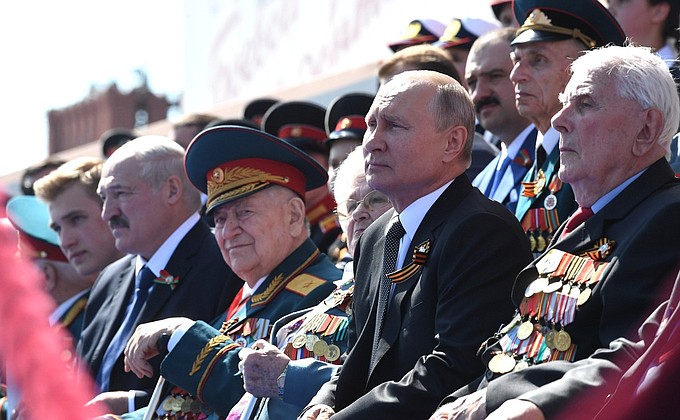 Президент России Владимир Путин на военном параде в ознаменование 75-й годовщины Победы в Великой Отечественной войне.
