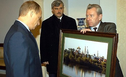 Глава города вручил Президенту России картину на память о посещении города.