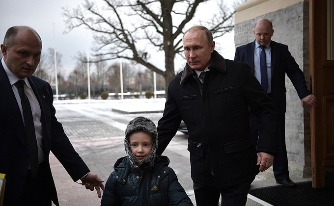 Владимир Путин проводил Артёма Пальянова, его папу и брата до вертолётной площадки, откуда они отправились на экскурсию.