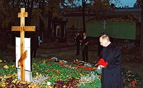 Возложение цветов к могиле первого мэра Петербурга Анатолия Собчака.