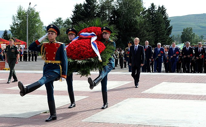 Laying a wreath at the memorial to the Battle and Labour Glory of the People of Trans-Baikal.