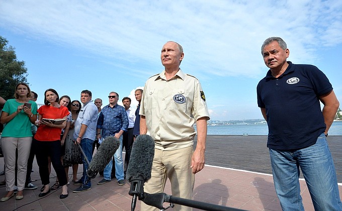 After his submersion in a bathyscaphe to examine an ancient shipwreck, Vladimir Putin shared his impressions with journalists and answered their questions. With Defence Minister and President of the Russian Geographical Society Sergei Shoigu.