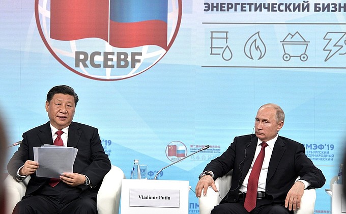 С Председателем Китайской Народной Республики Си Цзиньпином на встрече с участниками Второго Российско-китайского энергетического форума.