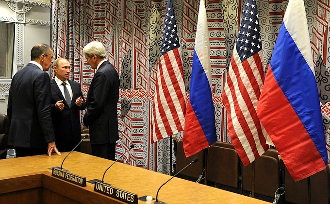 По окончании встречи с Президентом США Бараком Обамой. С Министром иностранных дел Сергеем Лавровым (слева) и госсекретарём США Джоном Керри.